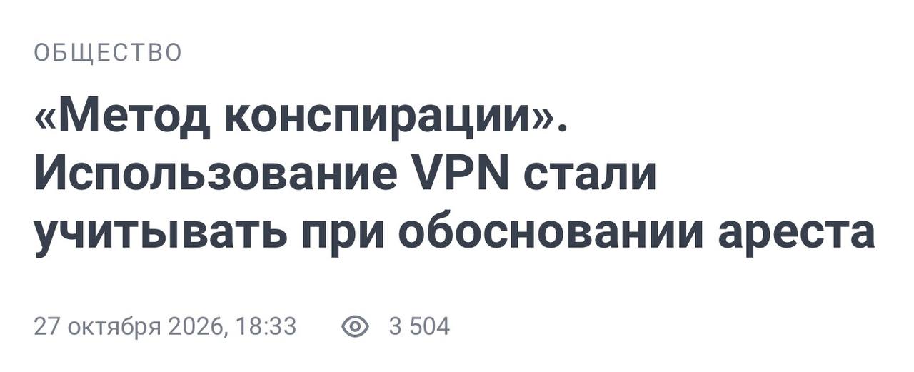Следователь изучает данные на ноутбуке