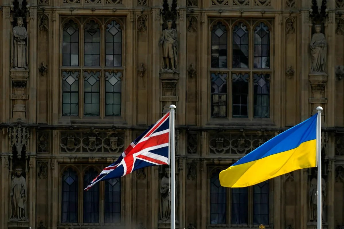 Флаг Великобритании и Украины на фоне финансовых документов