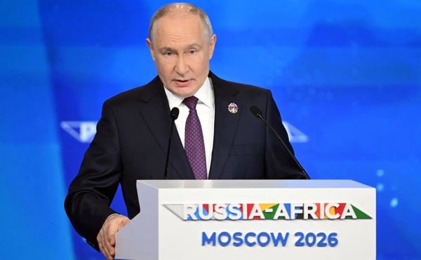 Владимир Путин выступает на саммите Россия Африка